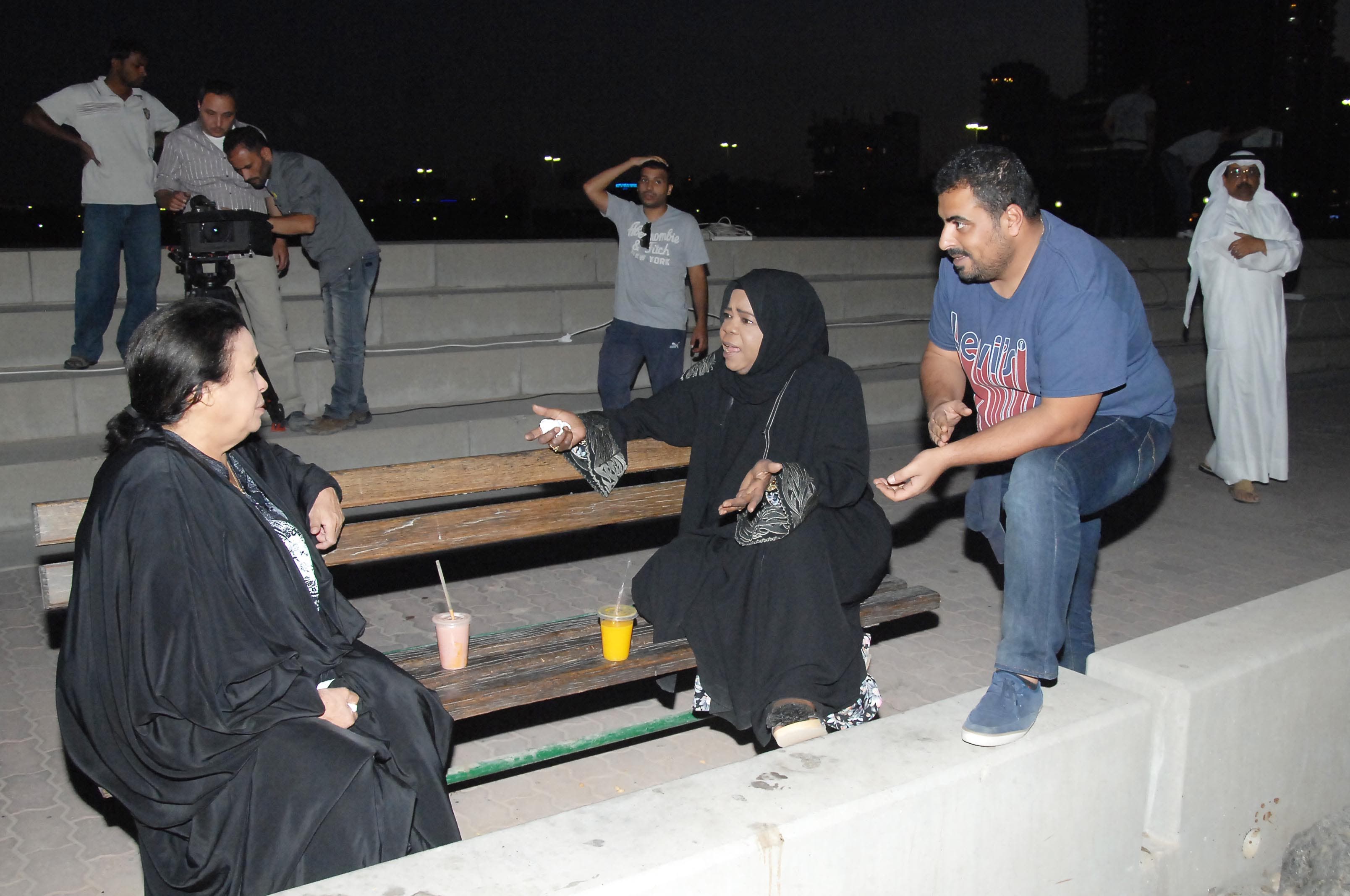 المخرج محمود الدوايمة يحضر لأحد المشاهد مع حياة الفهد وعصرية الزامل