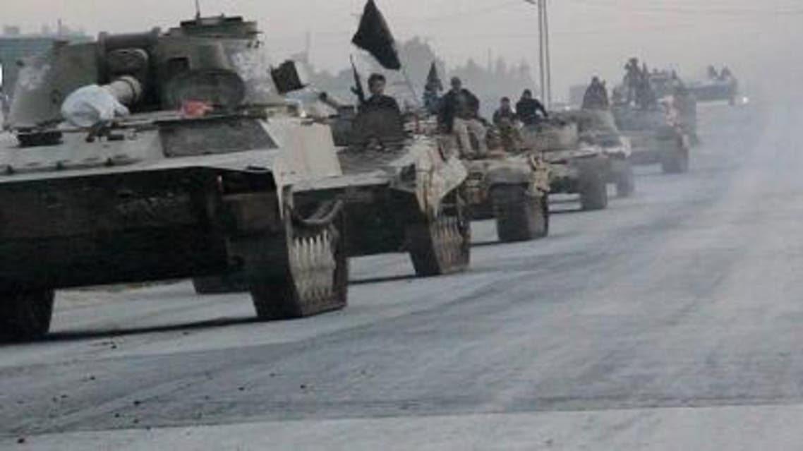 النصرة تنظم استعراضا عسكريا على طريق دمشق حلب