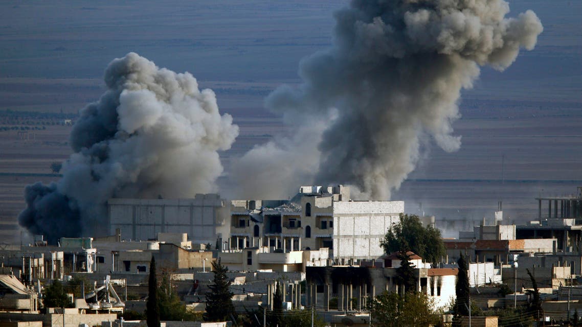 Thick smoke billows following an air-strike in eastern Kobani November 9, 2014 Picture taken from the Turkish side of the Turkish-Syrian border. REUTERS/Yannis Behrakis