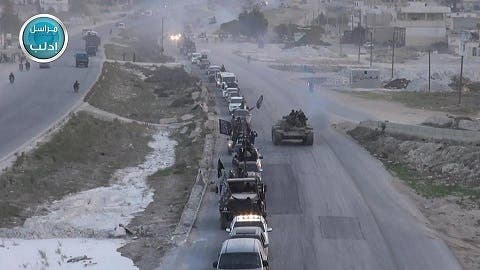 النصرة تنظم استعراضا عسكريا على طريق دمشق حلب