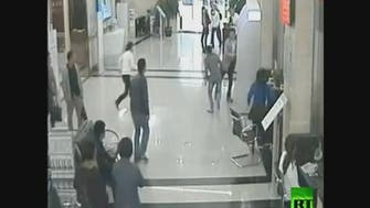 فيديو.. لص "غبي" يسرق أموال امرأة داخل بنك