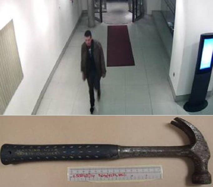 سبينس يدخل الى الفندق حيث هاجم الشقيقات بمطرقة دسها ين ثيابه وصورتها الشرطة بعد اعتقاله