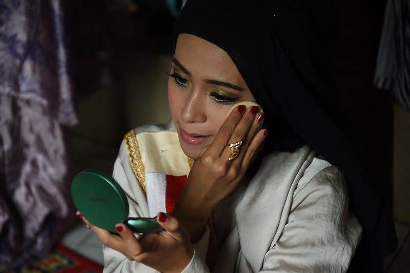 Muslim beauty pageant wows Indonesia
