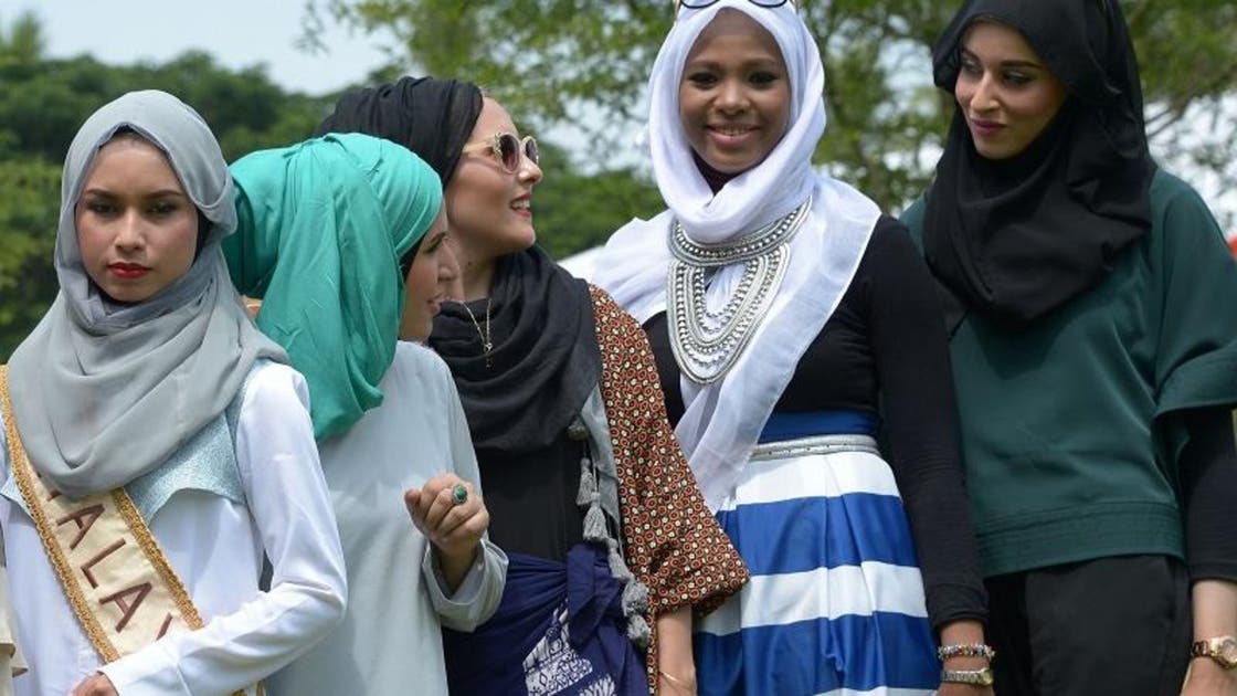 Muslim beauty pageant wows Indonesia