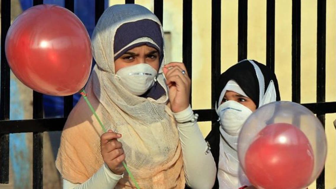 Two Egyptian girls wore masks to protect against swine flu (AFP File Photo)