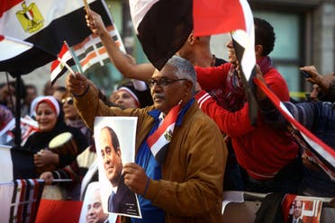 Italian Egyptian comunity cheers for Egyptian President visit to Italy on November 24, 2014 in Rome. The Egyptian President Abdel Fattah al-Sisi is on his first European trip since ousting his Islamist predecessor and overseeing a crackdown that has killed hundreds. AFP PHOTO / FILIPPO MONTEFORTE