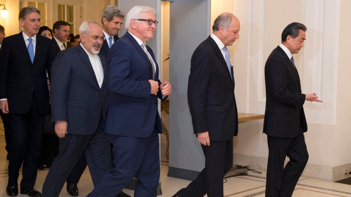 Britain's Foreign Secretary Philip Hammond, Iranian Foreign Minister Mohammad Javad Zarif, US Secretary of State John Kerry, German Foreign Minister Frank-Walter Steinmeier, French Foreign Minister Laurent Fabius and Chinese Foreign Minister Wang Yi arrive for a family picture during their meeting in Vienna Nov. 24, 2014. (AFP)