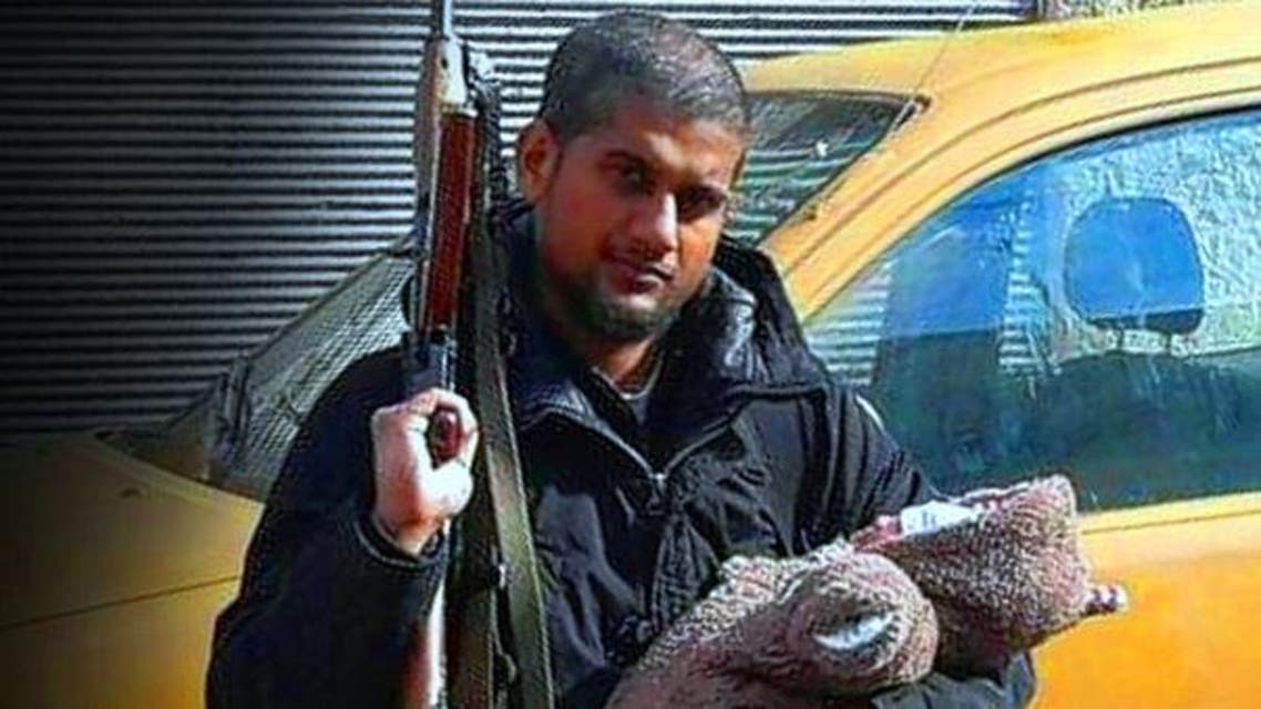 سيدارثا دار، المعروف بلقب أبو رميسة، مع ابنه المولود الجديد