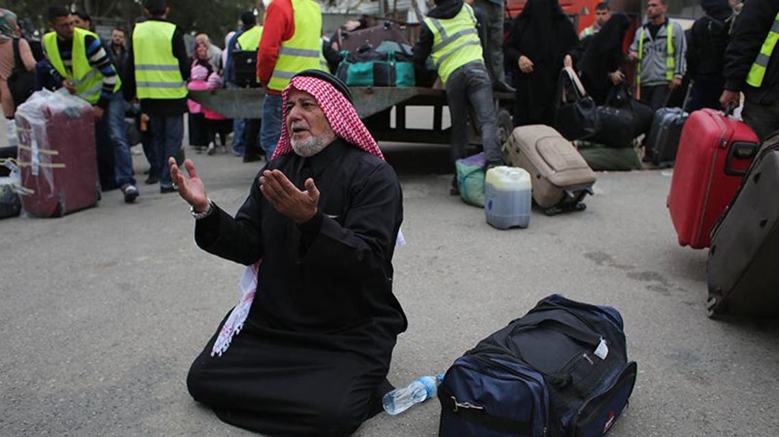 فلسطيني لدى عودته الى غزة عبر معبر رفح على الحدود مع مصر