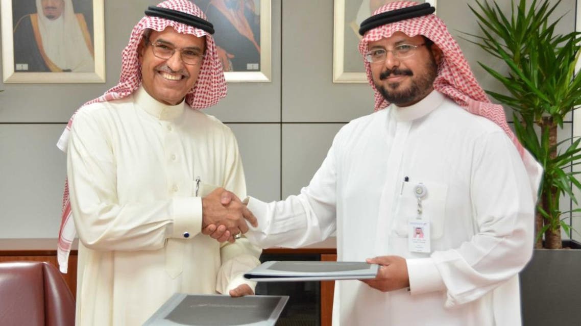 جانب من التوقيع على عقود المشاريع