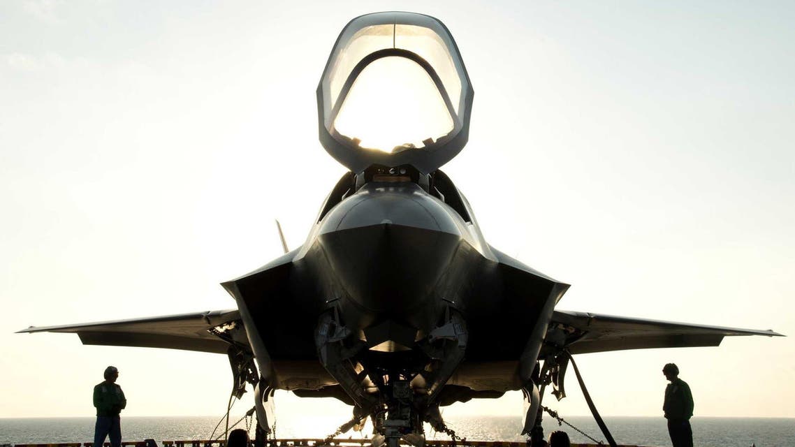 The flight deck crew secures an F-35B Lighting II aircraft aboard the amphibious assault ship USS Wasp following testing off the coast of North Carolina, Aug. 24, 2013. (File photo: Reuters)
