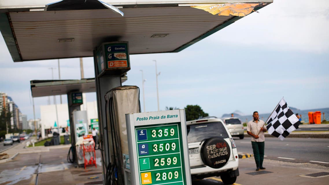A worker waits for consumers at a Petrobras' gas station in Rio de Janeiro December 10, 2014. (Reuters)