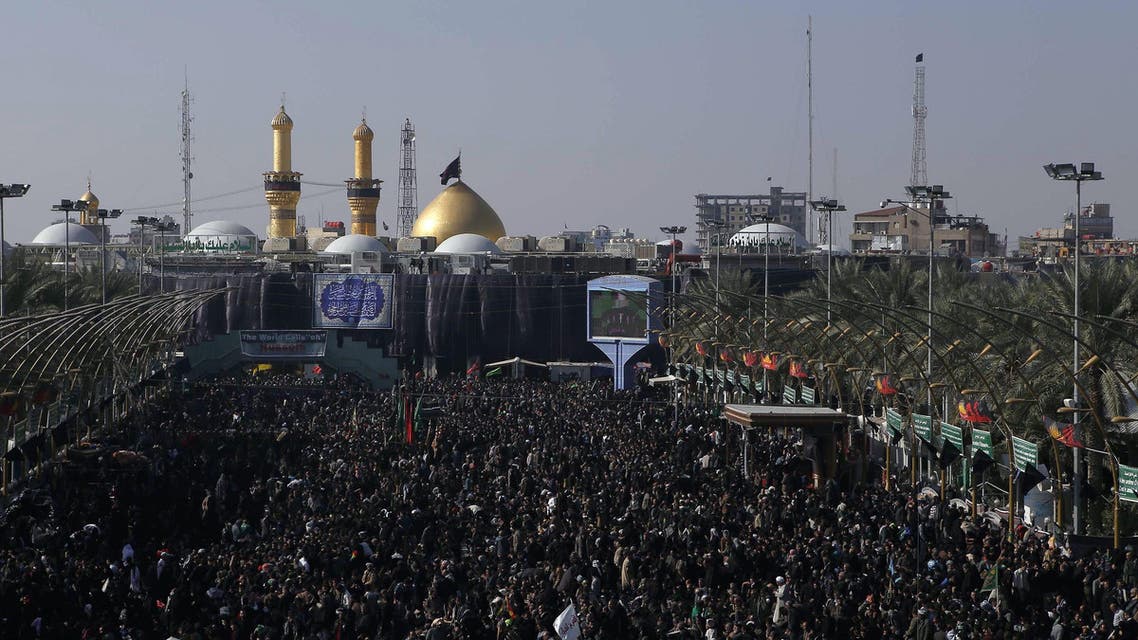 زوار أمام مرقد الإمام حسين في كربلاء العراق karbala