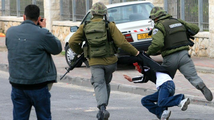طفل فلسطيني معتقل بطريقة وحشية - أرشيفية