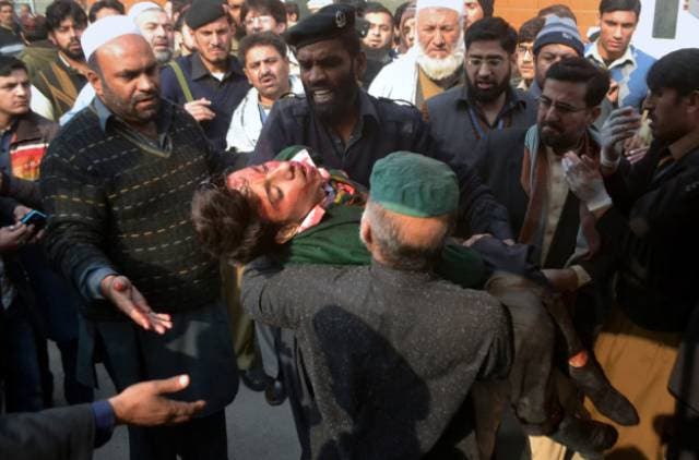 ایک نامعلوم زخمی طالبعلم کو ہسپتال لیجایا جا رہا ہے