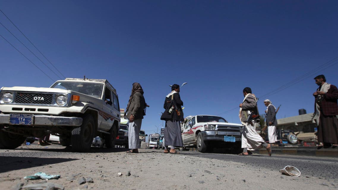 Houthi rebels man a checkpoint in Sanaa December 11, 2014. (Reuters)