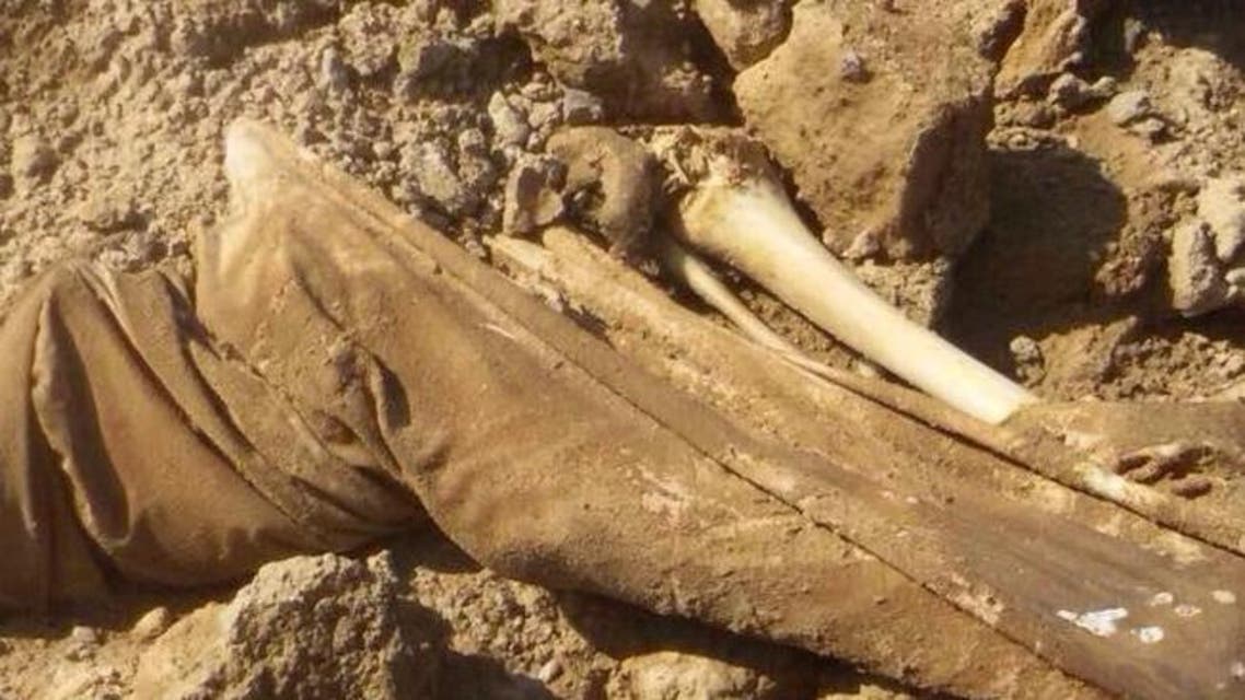 مقبرة جماعية تضم نحو 230 سوريا قمن عشيرة الشعيطات في سوريا بأيدي متطرفين