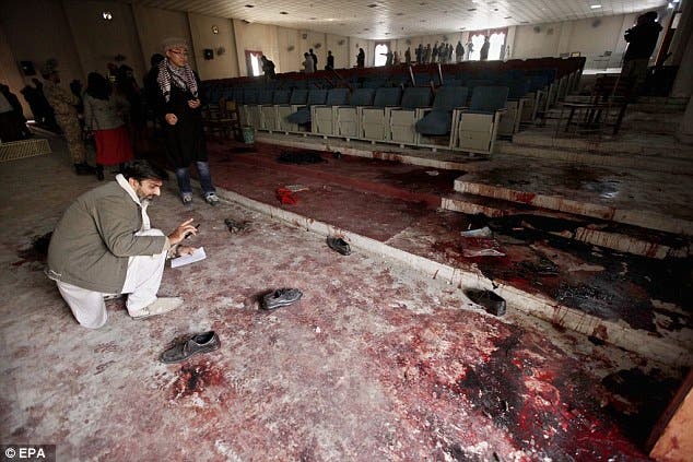 مشهد من آثار الهجوم الدامي على مدرسة