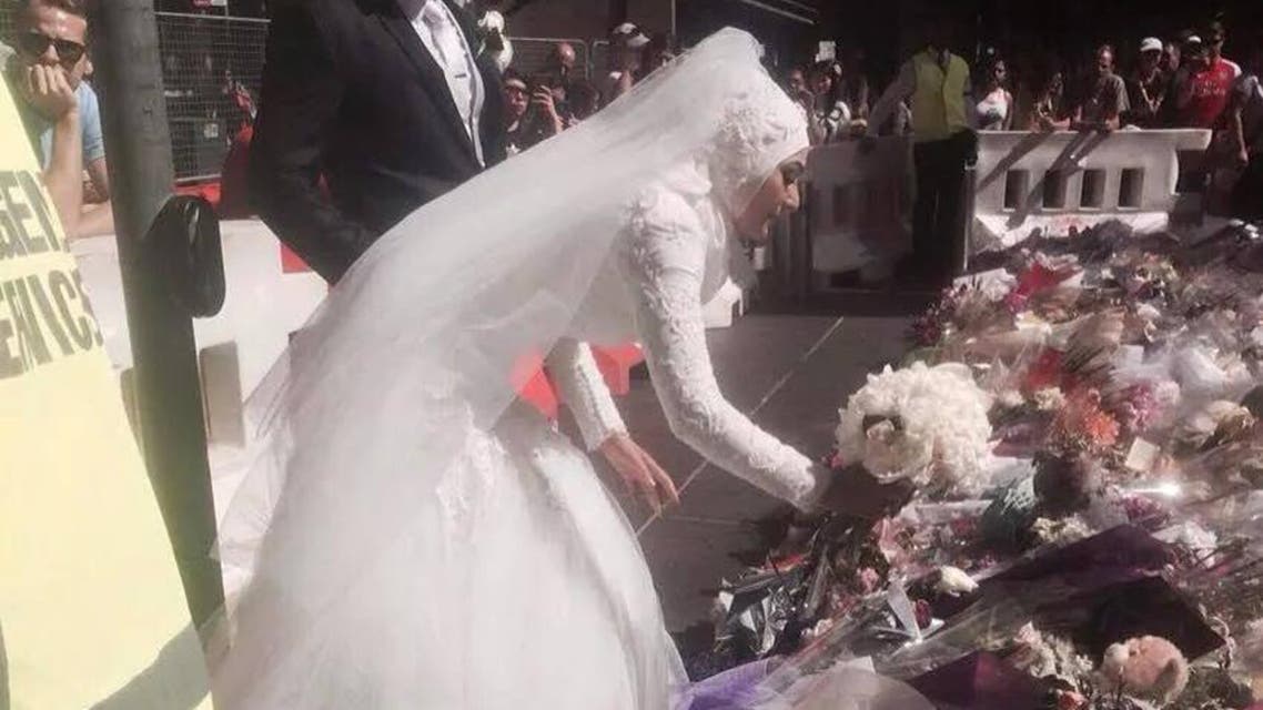 Manal Kassem defied bridal tradition and instead placed her flower bouquet in tribute to the Sydney Siege victims. (Photo courtesy: Twitter)