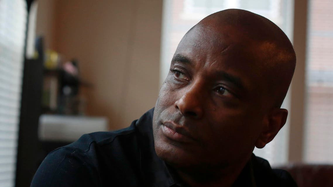 Retired NYPD detective Harold Thomas poses with his retired NYPD identification card in West Hempstead, New York December 17, 2014. (Reuters)