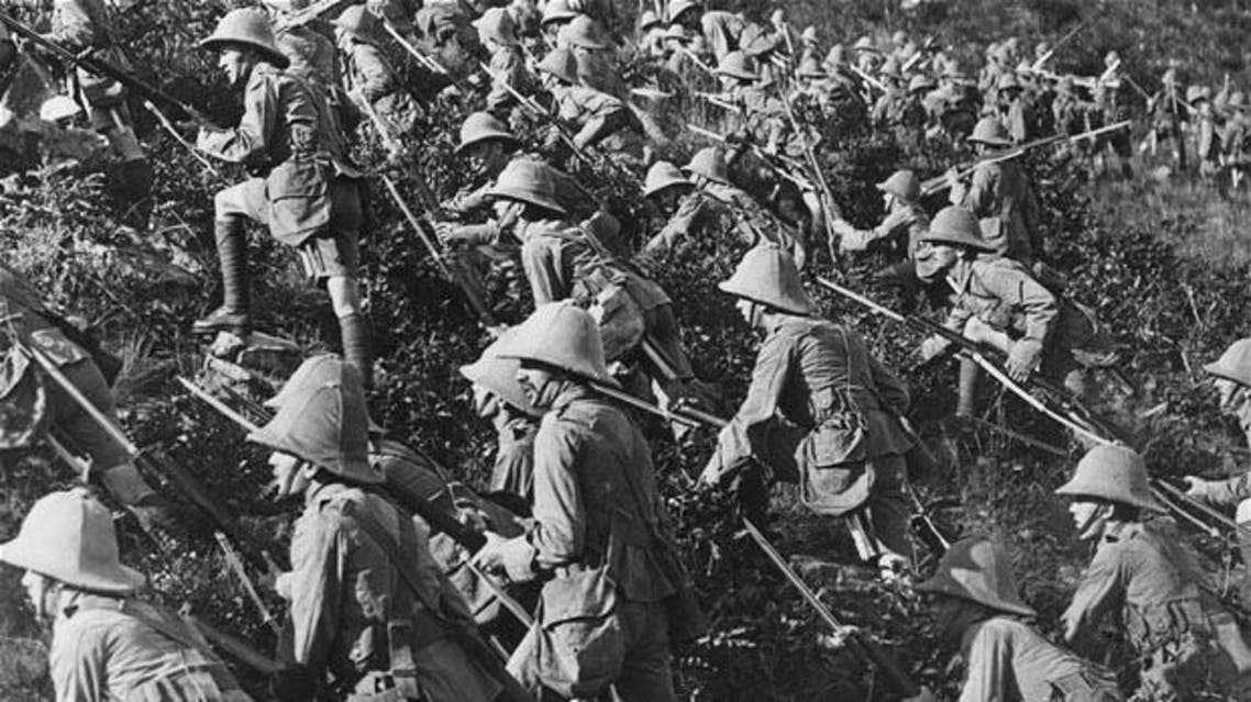 British troops advance on the Turkish enemy in Gallipoli, 1915 Photo: The Print Collector / Heritage Images