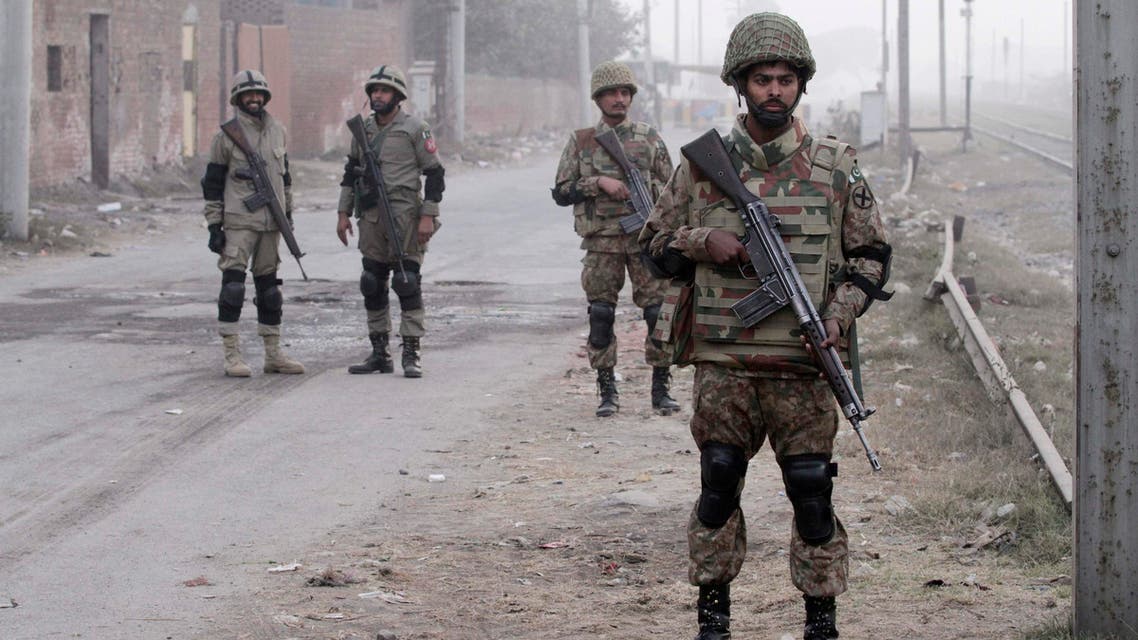 Pakistan Army soldiers (R) and rangers (L) stand guard during a patrol along a road leading to Central Jail Lahore December 20, 2014. (File photo: AFP)
