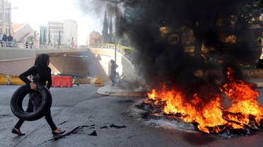 أهالي العسكريين اللبنانيين المخطوفين يقطعون طرقات في بيروت