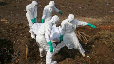 Health workers carry the body of a suspected Ebola victim for burial at a cemetery in Freetown December 21, 2014. (Reuters)