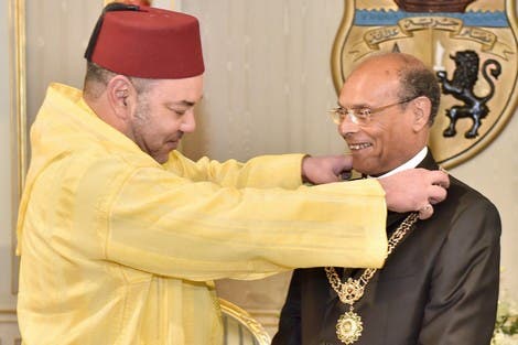 Marzouki receives “Wissam al Mohammadi” medal from the king of Morocco Mohammad VI. (Photo courtesy Hespress)