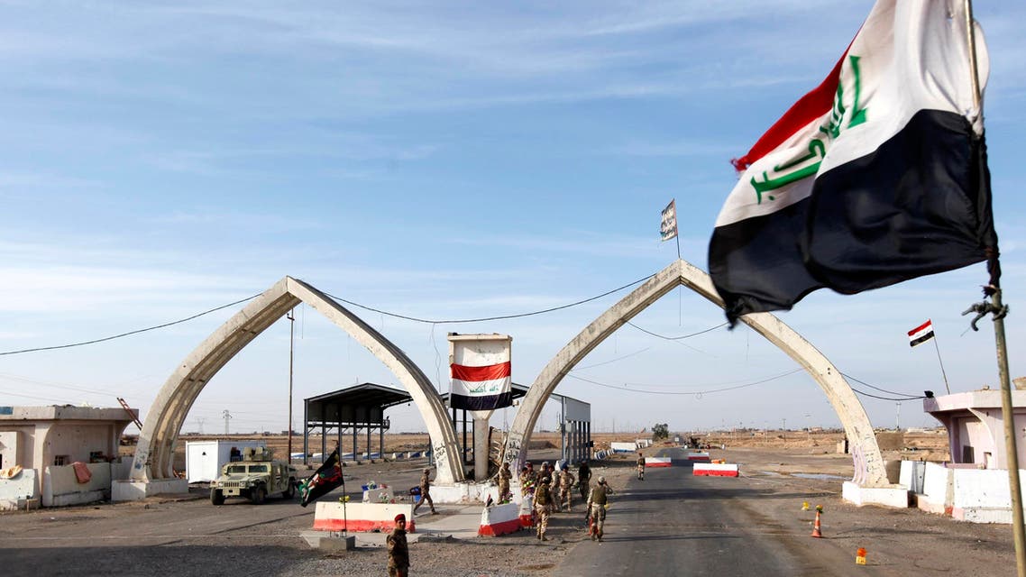Members of the Iraqi security forces carry their weapons during an intensive security deployment on the outskirts of Tikrit , north of Baghdad, December 8, 2014. (Reuters)