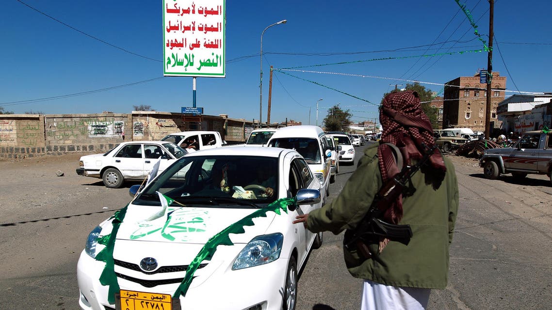 A member of the Shiite Houthi movement mans a checkpoint in Sanaa on January 3, 2015, as Huthi supporters attend the celebrations of the Prophet Mohammed's birthday in the Yemeni capital. (AFP)