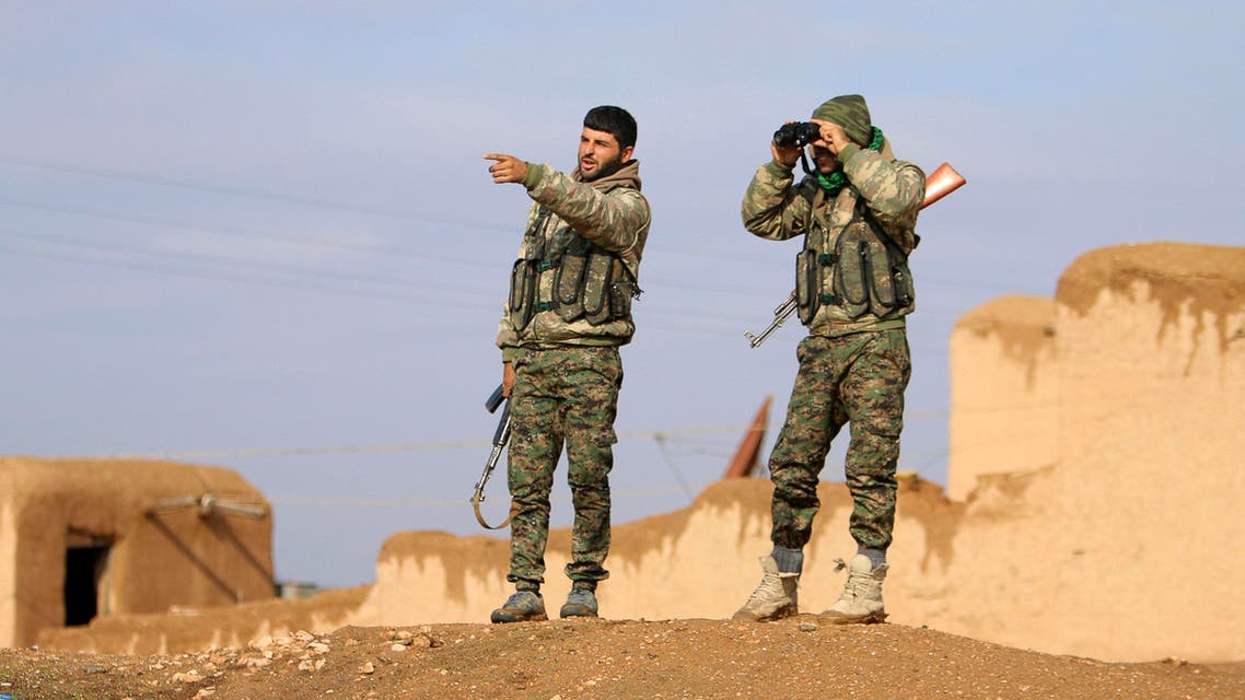 Kurdish People's Protection Units (YPG) fighters monitor positions of Islamic State militants in the southern Ras Al-Ain countryside December 20, 2014. (File photo: Reuters)