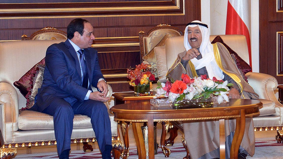 Egyptian President Abdel Fattah el-Sisi (L), speaks with the Emir of Kuwait, Sheikh Sabah al-Ahmad al-Jaber al-Sabah during a meeting in Kuwait City on January 5, 2015. (AFP)