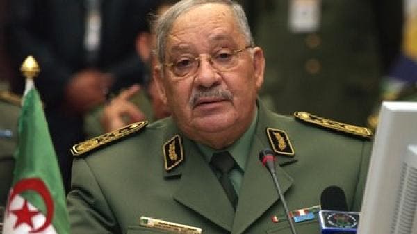 قائد الجيش الجزائري يتمسك بإجراء الانتخابات كمخرج للأزمة