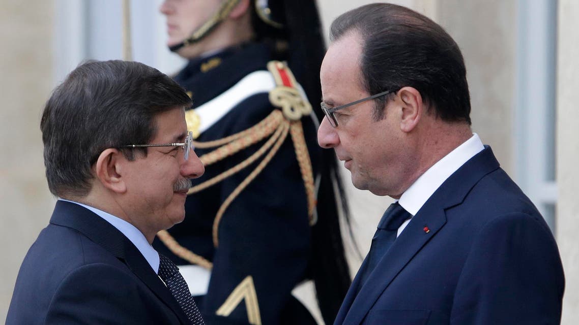 French President Francois Hollande welcomes Turkish Prime Minister Ahmet Davutoglu, left, at the Elysee Palace, Paris, Sunday, Jan. 11, 2015. (AP)