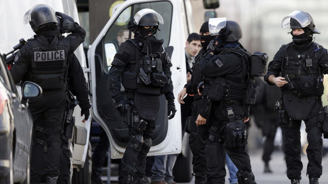 French Research and Intervention Brigades (BRI) policemen officers prepare near the post office where an armed man holed up with two hostages, on January 16, 2015 in Colombes, outside Paris. (AFP)