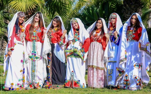 فتيات مغربيات يلبسن زيا أمازيغيا مغربيا احتفالا بالعام الأمازيغي الجديد