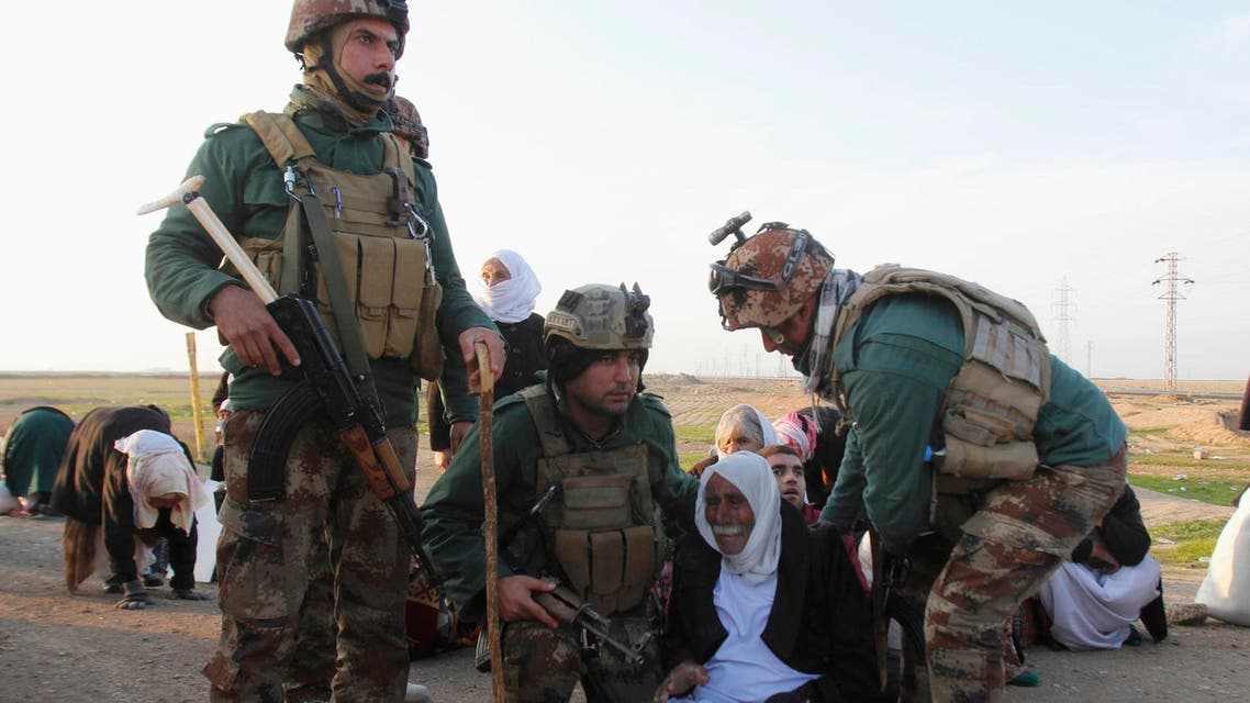 Kurdish security forces help people from the minority Yazidi sect, on the outskirts of Kirkuk January 17, 2015. (Reuters)