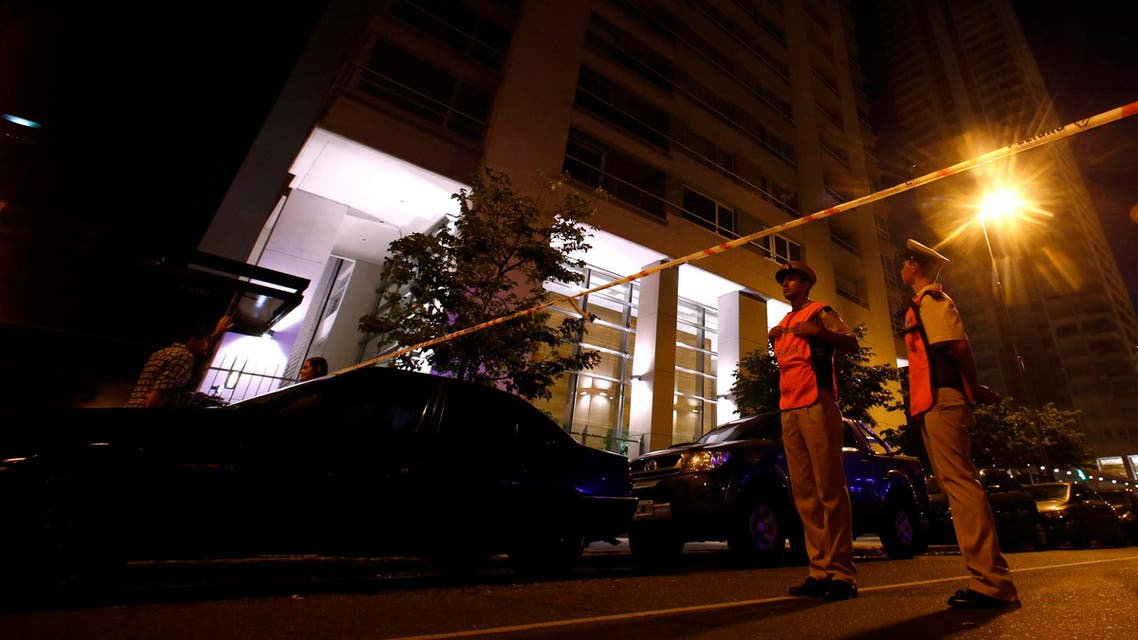 Members of the coast guard guard the entrance of an apartment building, the home of Argentine prosecutor Alberto Nisman, in Buenos Aires January 19, 2015. (Reuters)