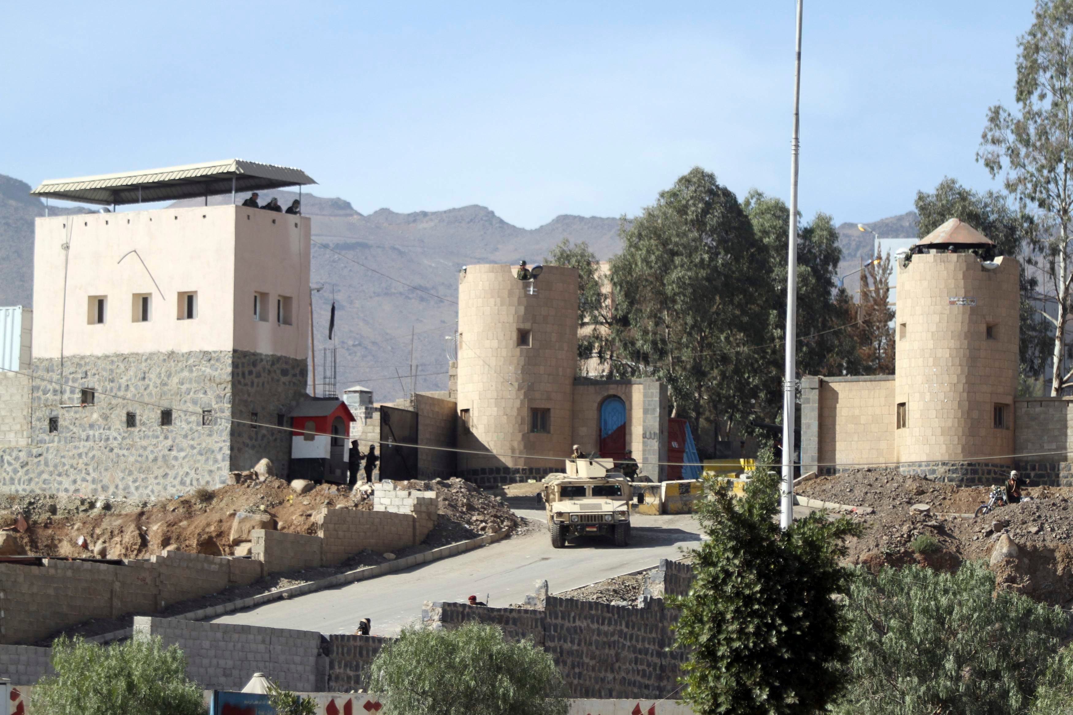 معارك الحوثيين في اليمن أمام القصر الرئاسي