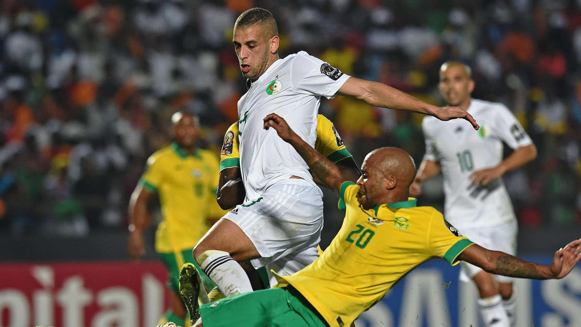 South Africa's midfielder Oupa Manyisa (R) vies with Algeria's defender Madjid Bougherra during the 2015 African Cup of Nations