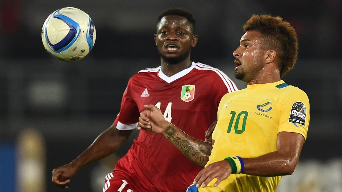 Congo's forward Ferebory Dore (R) vies with Equatorial Guinea's forward Kike during the 2015 African Cup of Nations group A football match AFP