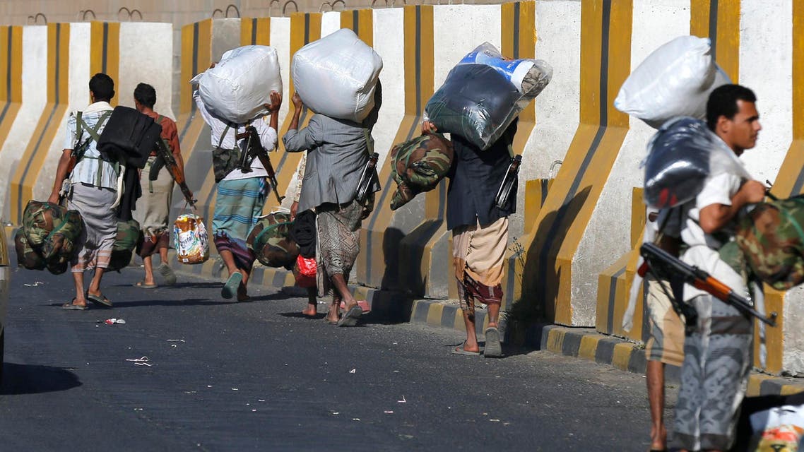 Members of the Yemeni presidential guards, wearing civilian clothes, leave the presidential palace with their belongings in Sanaa Jan. 21, 2015. (Reuters)