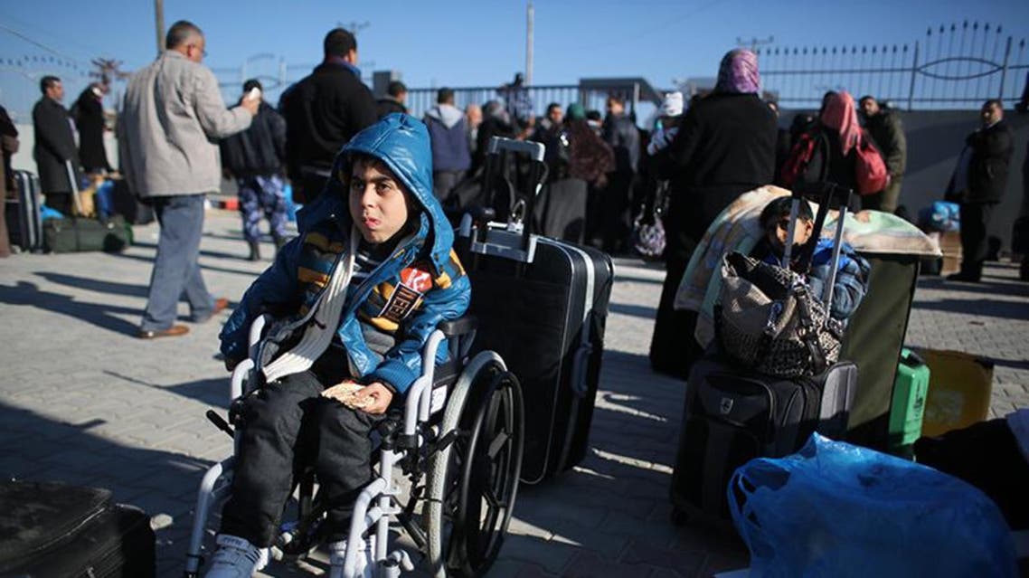 فلسطينيون من سكان غزة بإنتظار دورهم للعبور الى مصر عبر معبر رفح