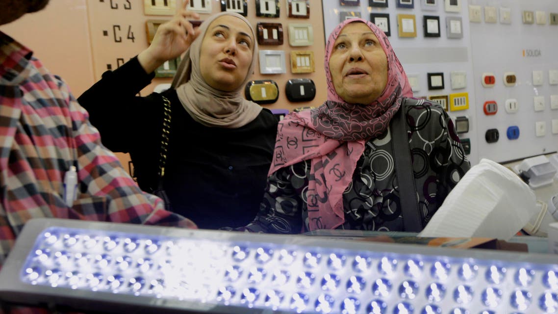 In this April 30, 2014 photo, Egyptians buy rechargeable LED lamp at a shop in Cairo, Egypt. (File photo: AP)