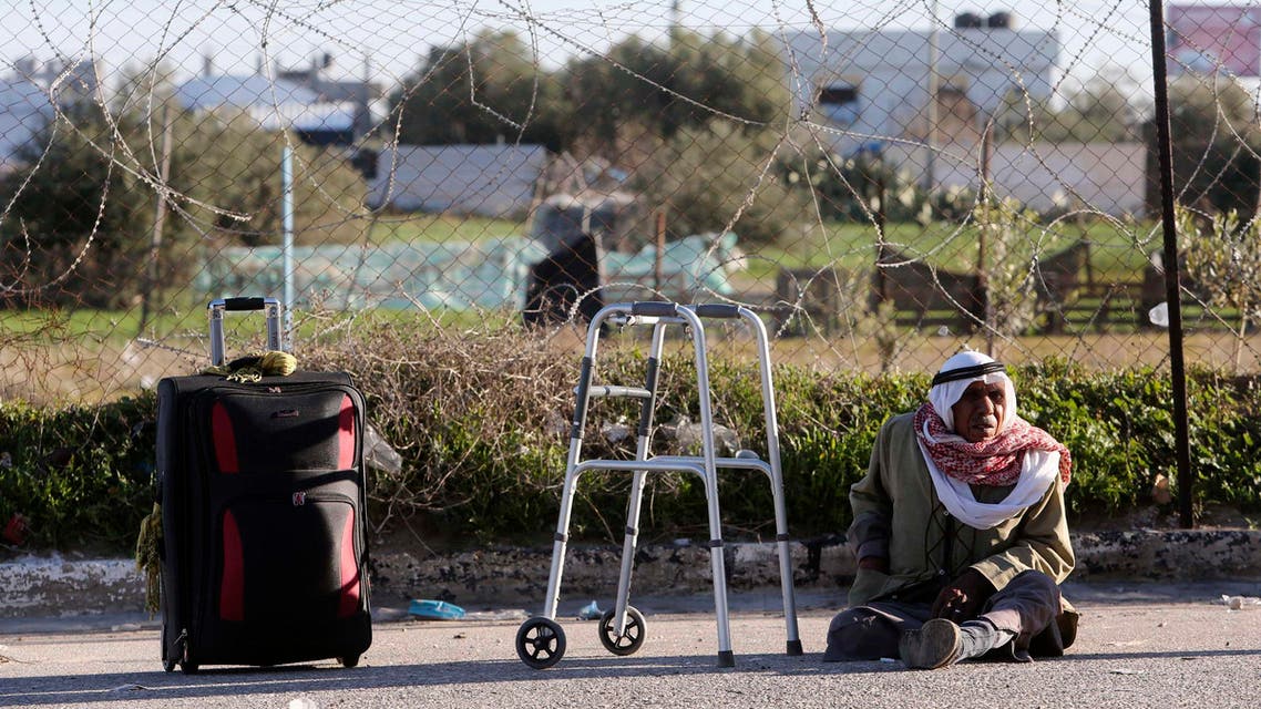 فلسطيني ينتظر عند معبر رفح غزة