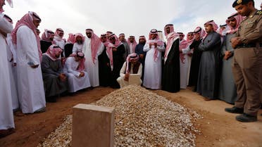 Mourners gather around the grave of Saudi King Abdullah following his burial in Riyadh Jan. 23, 2015. (Reuters)