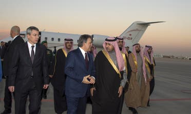 Saudi Prince and Emir of Riyadh Turki bin Abdullah bin Abdelaziz (C-R) welcoming former Turkish president Abdullah Gul (C-L). (AFP)