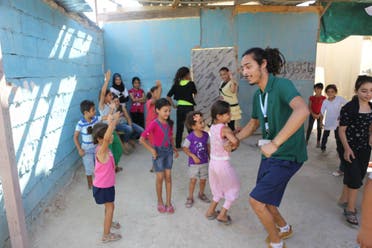 Seifeddine Jlassi entertaining children at a Syrian refugee camp in Tripoli, Lebanon. (Courtesy: Fanni Raghman Anni) 