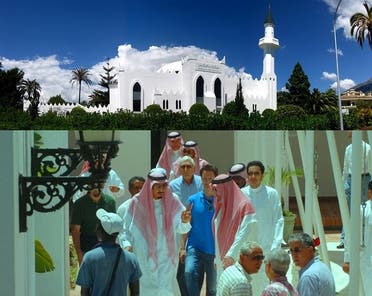 صورة قبل 5 أعوام للملك سلمان في باحة المسجد الذي يحمل اسم مؤسس المملكة العربية السعودية